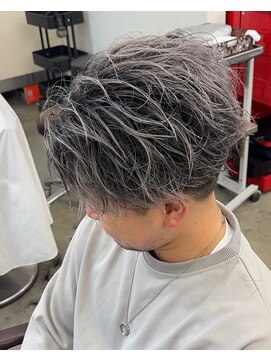 テンバイリップスヘアー(TEN by LIPPS hair) ホワイトシルバーアッシュバレイヤージュサーフフェザーショート