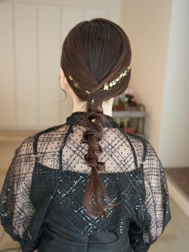 ツキ(TUKI) ヘアアレンジ【編みおろし】