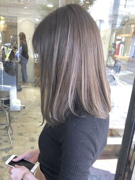 ワール(whirl.) パールベージュ×切りっぱなし ミディアム☆