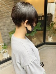 刈上げ女子黒髪ショートハンサムショート