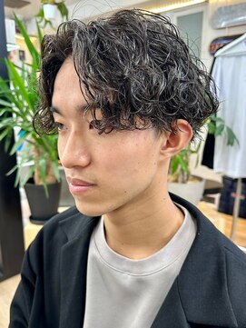 ウェイビーエフティフィフス 横浜西口(WAVEY ft.fifth) 波巻きパーマセンターパートツイストパーマメンズマッシュパーマ