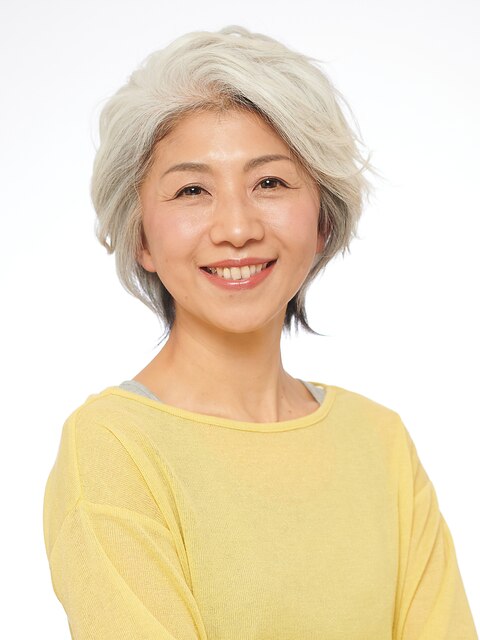 60代グレイヘアの方に◎遊び心のあるアシンメトリーショート