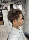 ワイルドな魅力を引き出すオールバックスタイル
