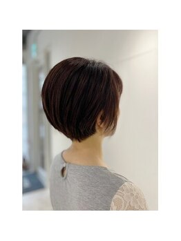 カリーナヘア(Carina Hair)の写真/4席のみの落ち着いた空間で相談する大人女性の髪悩み。丁寧なカウンセリング・施術で叶える上品艶カラー♪