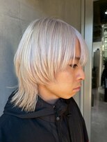 ホワイトブロンド ブロンドヘア　ウルフカット