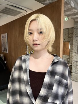 束 くびれるブロンドレイヤーボブ