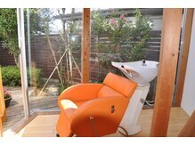 For You 城北店の雰囲気(開放感あるシャンプー台。まるで日常を忘れてしまうほど。)