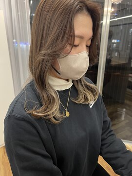 リジー(Litzy) アッシュグレージュ × ホワイトベージュ