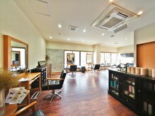 Hair atelier JURAKU 【ヘア アトリエ ジュラク】の雰囲気(和モダンな空間で、セット面から四季折々の庭を望めます。)