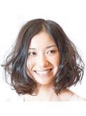 大きなカールヘアでがーりーガール