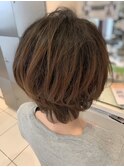 ゆるやかな毛流れで見せる大人カジュアルなラフショート