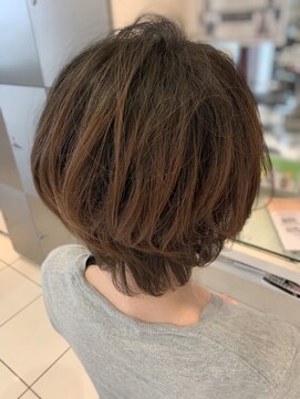 アプローズ(a proer.s) ゆるやかな毛流れで見せる大人カジュアルなラフショート