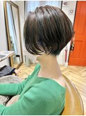 オン眉ショート　ナチュラルレイヤーマロンブラウン耳かけボブ