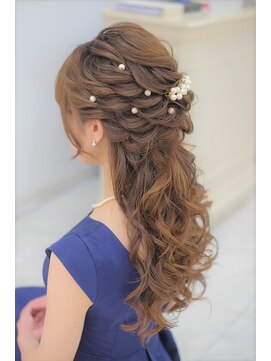 リサ 恵比寿(risa.) ねじりのふわふわハーフアップ