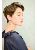 明るめアッシュブラウンで魅せる、柔らかアップパングショート