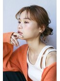 透明感あるベージュカラーに、ゆるっとアレンジスタイル