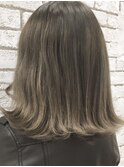 ワンサイドグレージュ外はねボブ