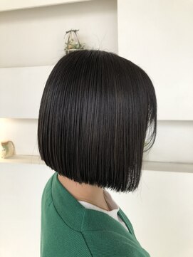 スリーヘアーデザインズ(Three Hair Designs) ダークトーンのハイライトボブ