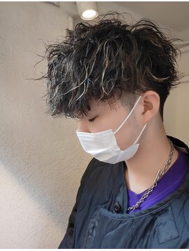 コロ(COLO) 【吉祥寺】 メンズカット ハイライトブリーチ ツイスパ マッシュ