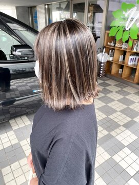 ヴィフ 大船(VIF) コントラストハイライト(ケアブリーチ)×グレージュ×ボブカット