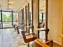 アンテナ デザインプラス 武蔵浦和店(ANTEnNA design+)の雰囲気（カフェのようにおしゃれで広々とした店内☆）