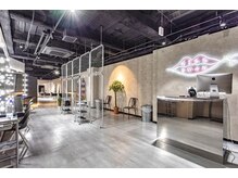 キッススワン(KISS SWAN)の雰囲気（広い店内ではサロンブースとヘアメイクブースが分かれております）