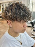 横浜ツイスパ波巻きパーマメンズマッシュウルフ刈り上げなし