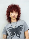 赤髪くるくるウルフパーマ癖毛カーリーヘアスパイラルパーマ