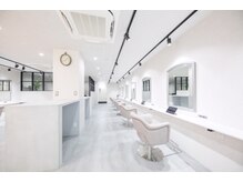 ３階フロアはモダンでシンプルなデザイナーズサロン。