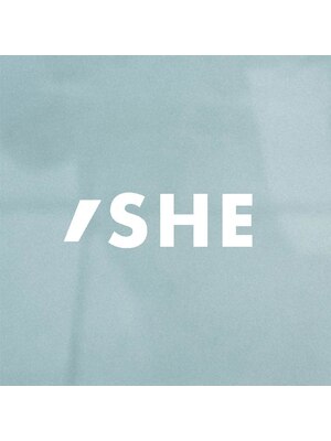 シー 岡崎(,SHE)