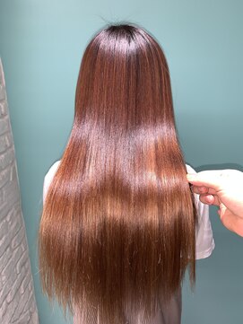 リーホリエ(Lee Horie) 【Gyo 練毛術ストレート】ツヤを持て余した髪々の遊び