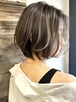 トルネード(TORNADO)&nbsp;外国人風 前下がり ショートボブ スモーキーベージュ A0125