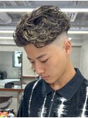 極道パーマホワイトメッシュフェード短髪メンズ髪型