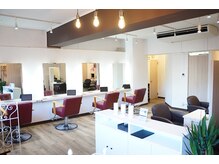 ファンドット(Fan.)の雰囲気（温かみのある木調で統一した雰囲気のある内装）