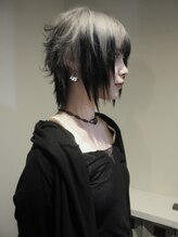 オルン(ORGN.) ’ハイレイヤーウルフカット’×’ホワイトルーツカラー’