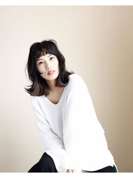 ヘアーデザイン ルシア(Hair Design Lucia) ミディアムレイヤー×インナーシルバー