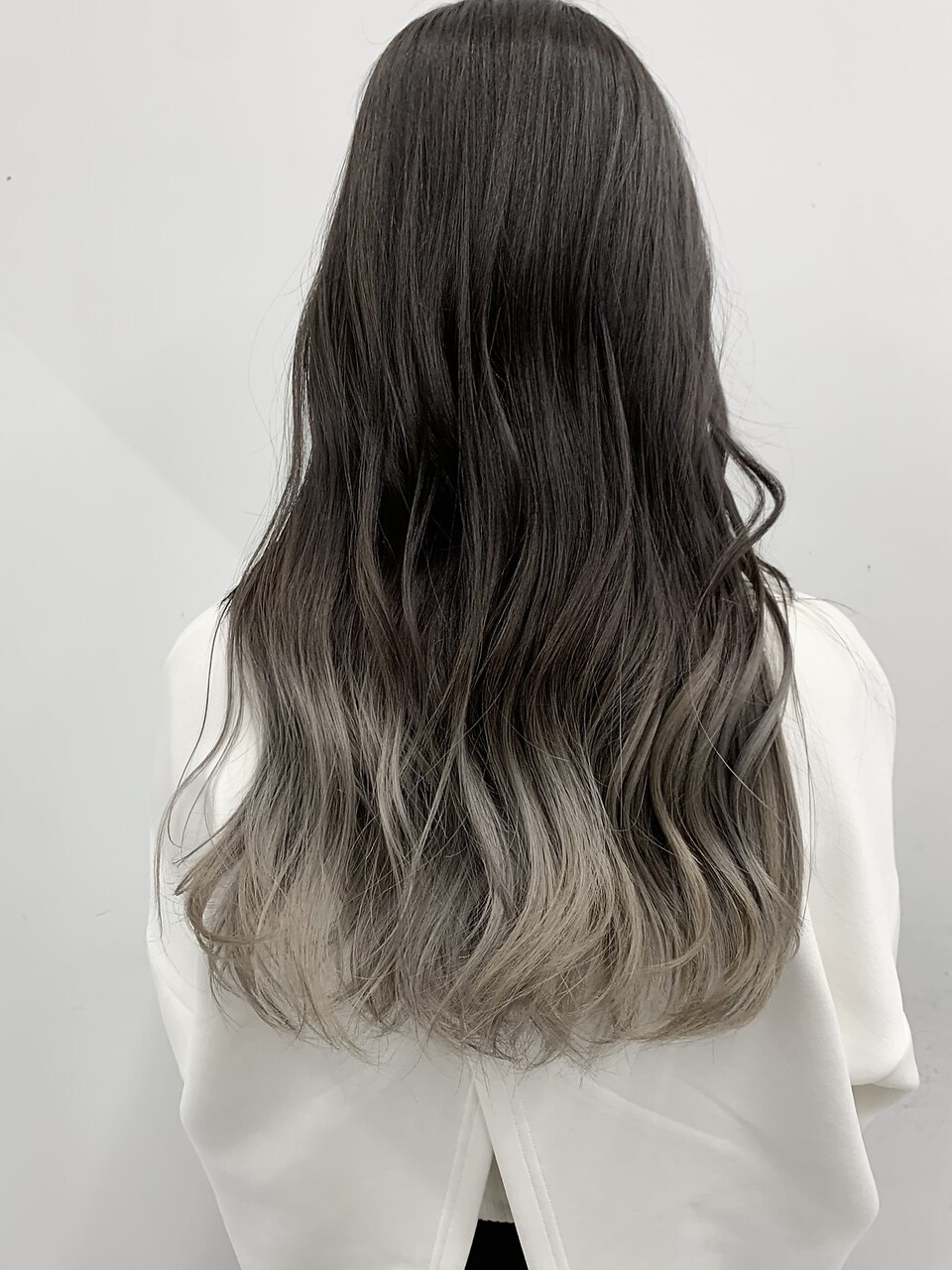 グラデーションシルバーミンク　ショートジレ ホワイトブロンドグラデーションカラー：L182228530｜アライブ