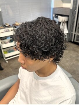 ノイセル 西本町(Noisyle) 波巻プードルフェザーパーマサーフカール刈り上げセンターパート