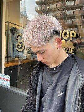 フリーク バーバーショップ 都島店(FREAK BARBER SHOP) スキンフェード ホワイトカラー パールホワイト アップバング