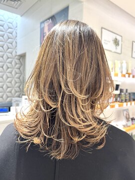 ピークアブー アヴェダ ギンザシックス(PEEK-A-BOO AVEDA GINZASIX) ミディアムレイヤー　くびれヘア