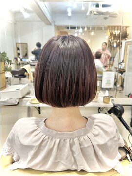 ヒラソル(girasol) ピンクをのせてコンパクトに仕上げた春ボブ