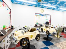 チョスキッズカット(chos kid's cut)の雰囲気（お子様の車型のお席と、保護者様のお席がすぐ近くにございます。）
