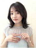 透け感グレージュ外ハネミディアムヘア