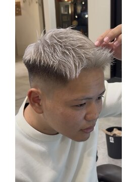 フラム ヘアデザイナーズ(FuLAM Hair designers*) 短髪ホワイトカラー