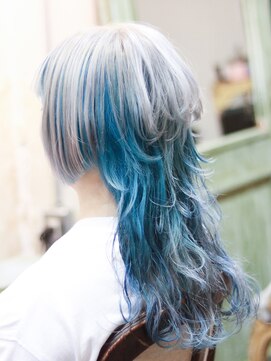 キミ(kimi) 【kimi自由が丘】インナーカラー×水色カラー×ウルフカット