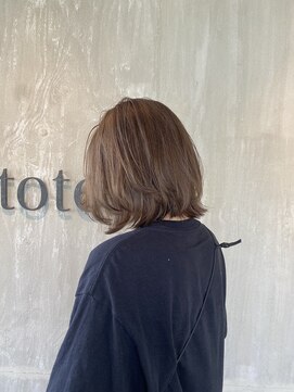 トテ(tote.) 透明感カラー　くびれカラー　ベージュカラー