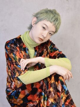 オリーブベージュ大人ショートヘア/ペールグリーン