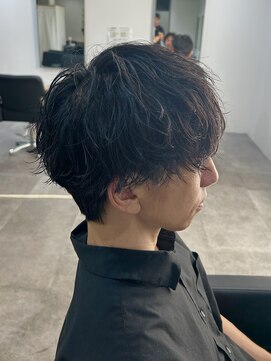 ヒュイル バイ ニアウ(Hwyl by Niau) メンズカットパーマシャドウパーママッシュ刈り上げナチュラル