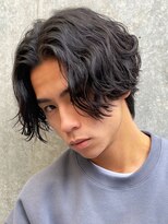 ラフな質感が◎スパイラルパーマ×センターパート