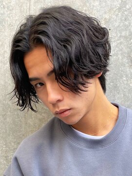 フィフスジングウマエ 原宿(fifth JINGUMAE) ラフな質感が◎スパイラルパーマ×センターパート